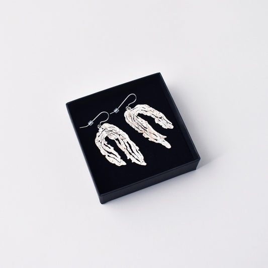 Vackra örhängen av 925 silver inspirerade av trollhår från John Bauers akvareller på Nationalmuseum