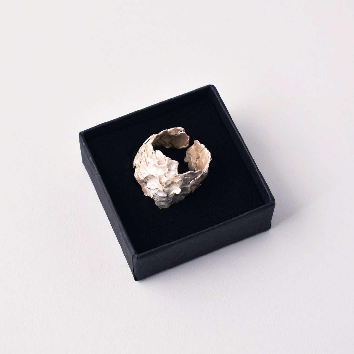 silverring inspirerad av skogens lavar från Ovrebruket för Nationalmuseum