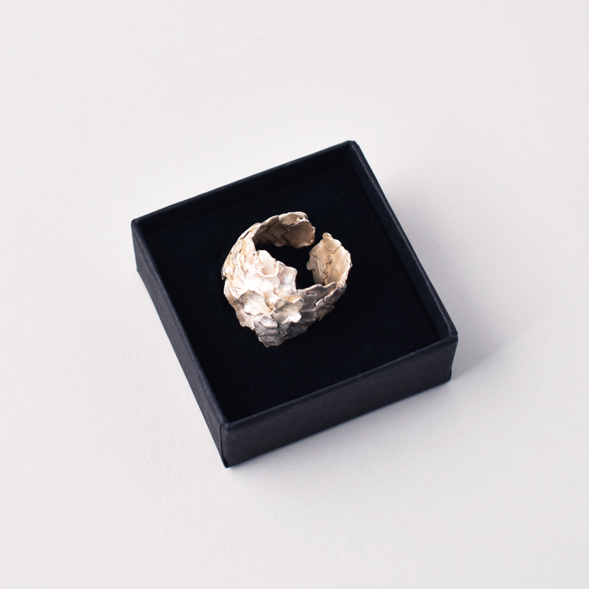 silverring inspirerad av skogens lavar från Ovrebruket för Nationalmuseum