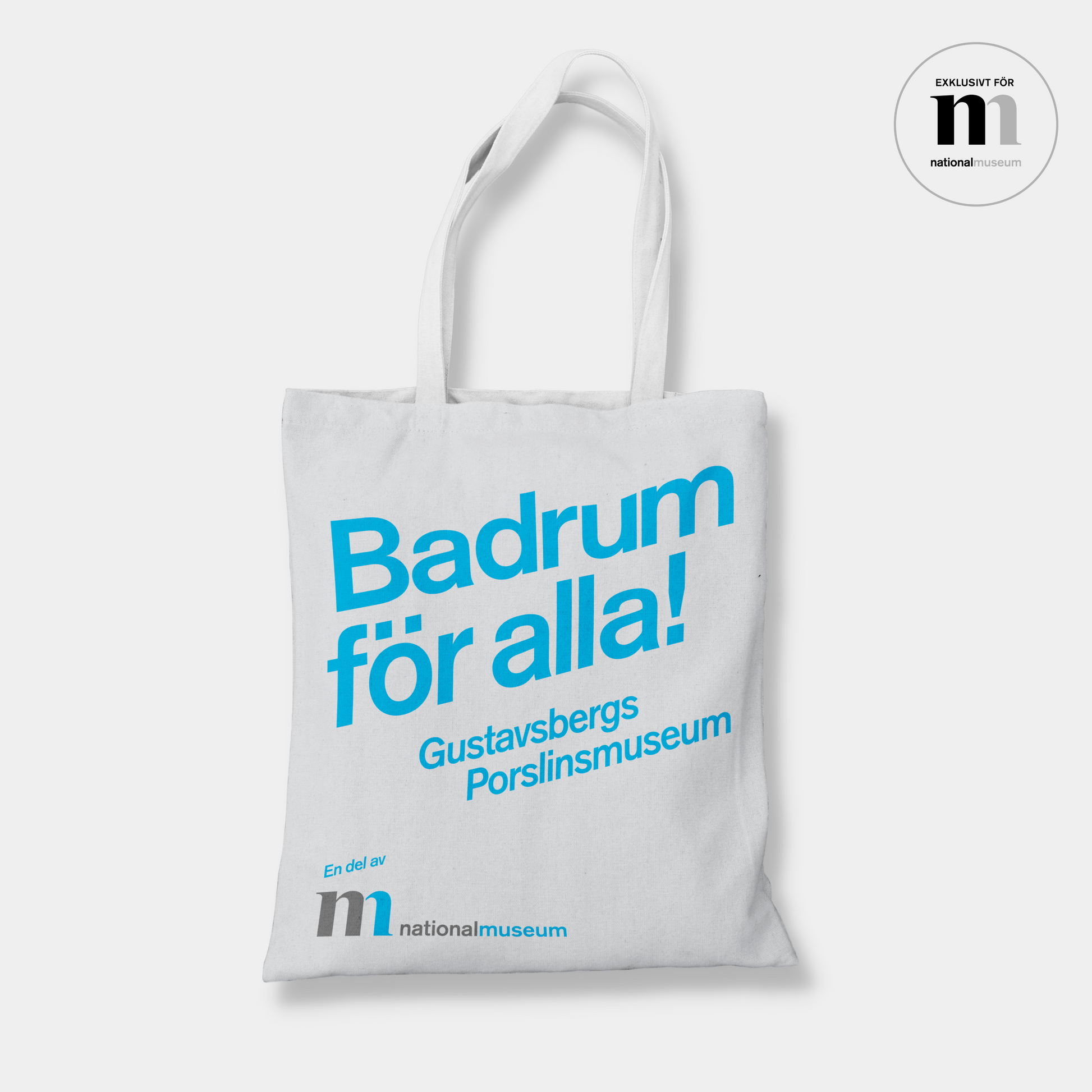 Vit Tygkasse med blå logga från Utställningen Badrum för alla på Gustavsbergs porslinsmuseum i vitt och blått