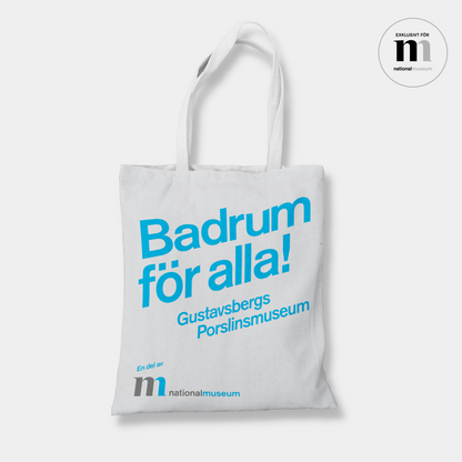 Vit Tygkasse med blå logga från Utställningen Badrum för alla på Gustavsbergs porslinsmuseum i vitt och blått