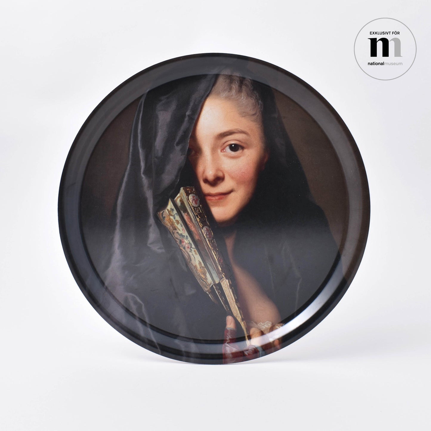 rund bricka med målningen damen i slöjan från Nationalmuseum