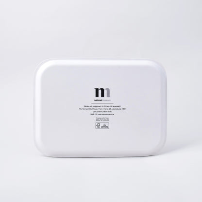 Vit baksida av bricka med gården och brygghuset av Carl Larsson