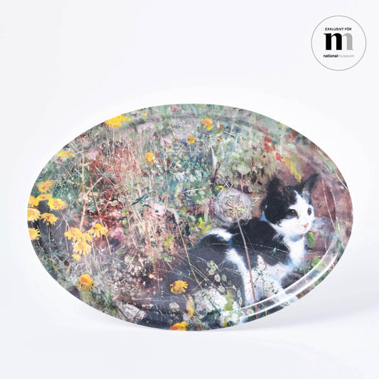 oval bricka med Bruno Liljefors målning Katt på Blomsteräng från Nationalmuseum