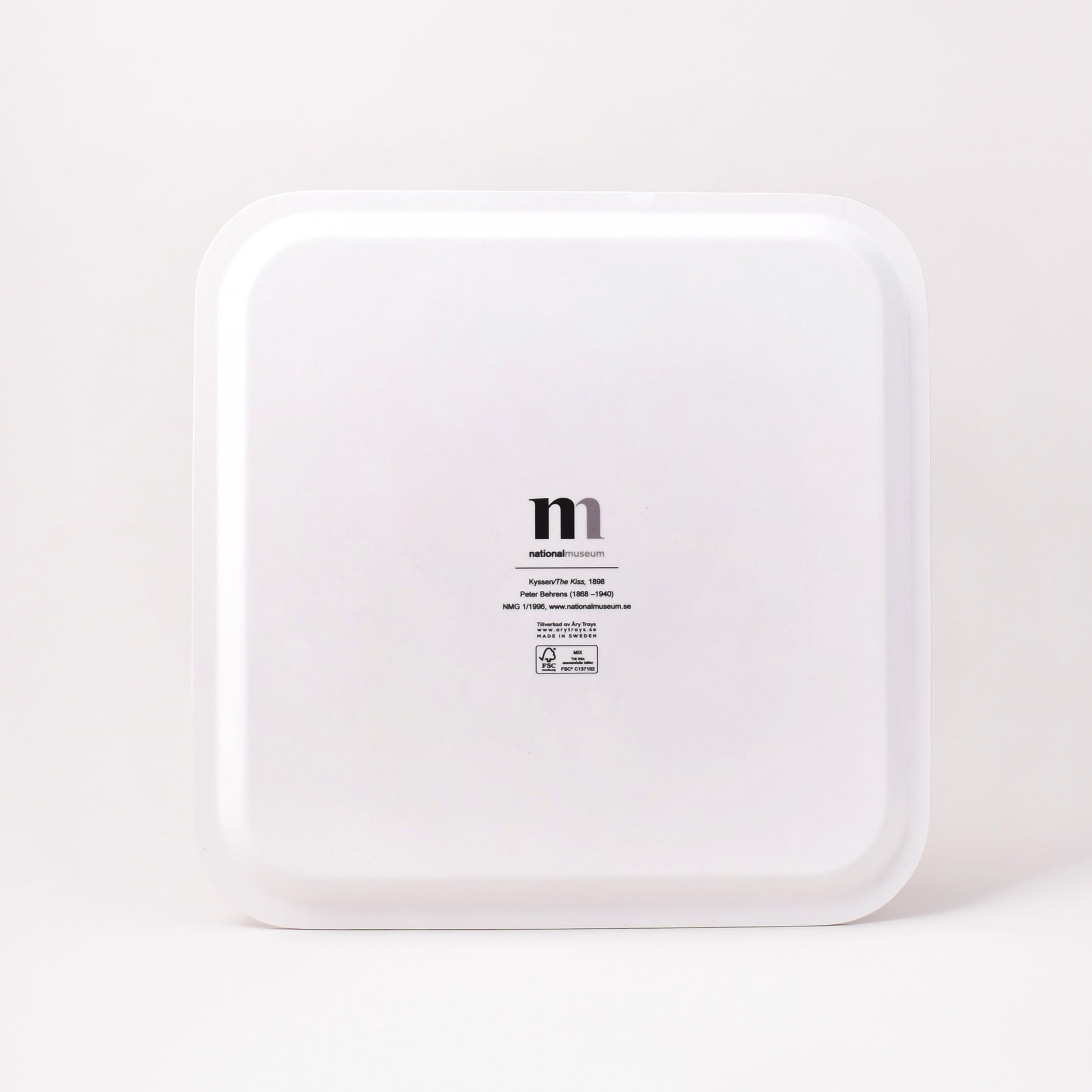 baksida av brickan kyssen med titel på konstverket och logga från Nationalmuseum