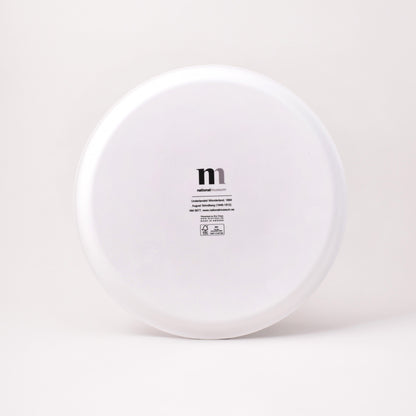 Baksida av brickan Underlandet i vitt med Nationalmuseums logga