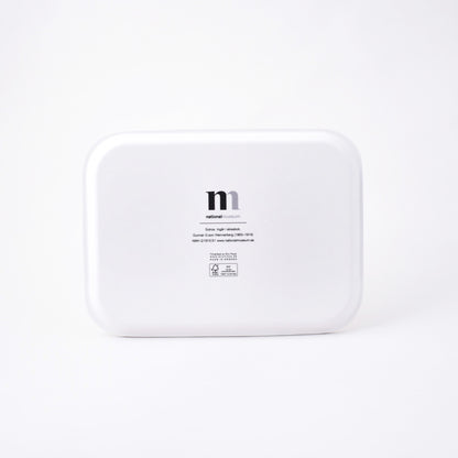 vit baksida av bricka med Nationalmuseums logga