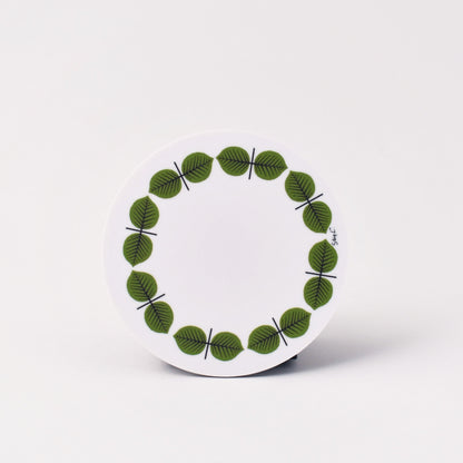 vitt och rundt glasunderlägg med mönstret Berså 