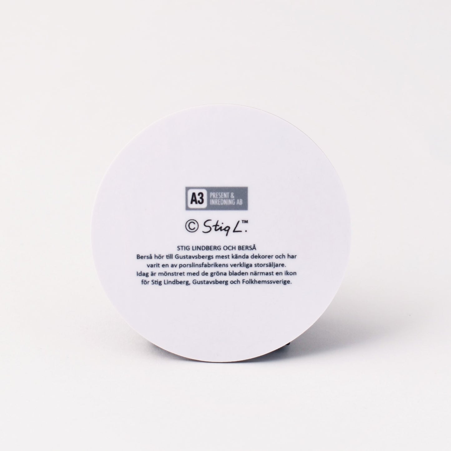 rund coaster med vit baksida och stig lindbergs signatur