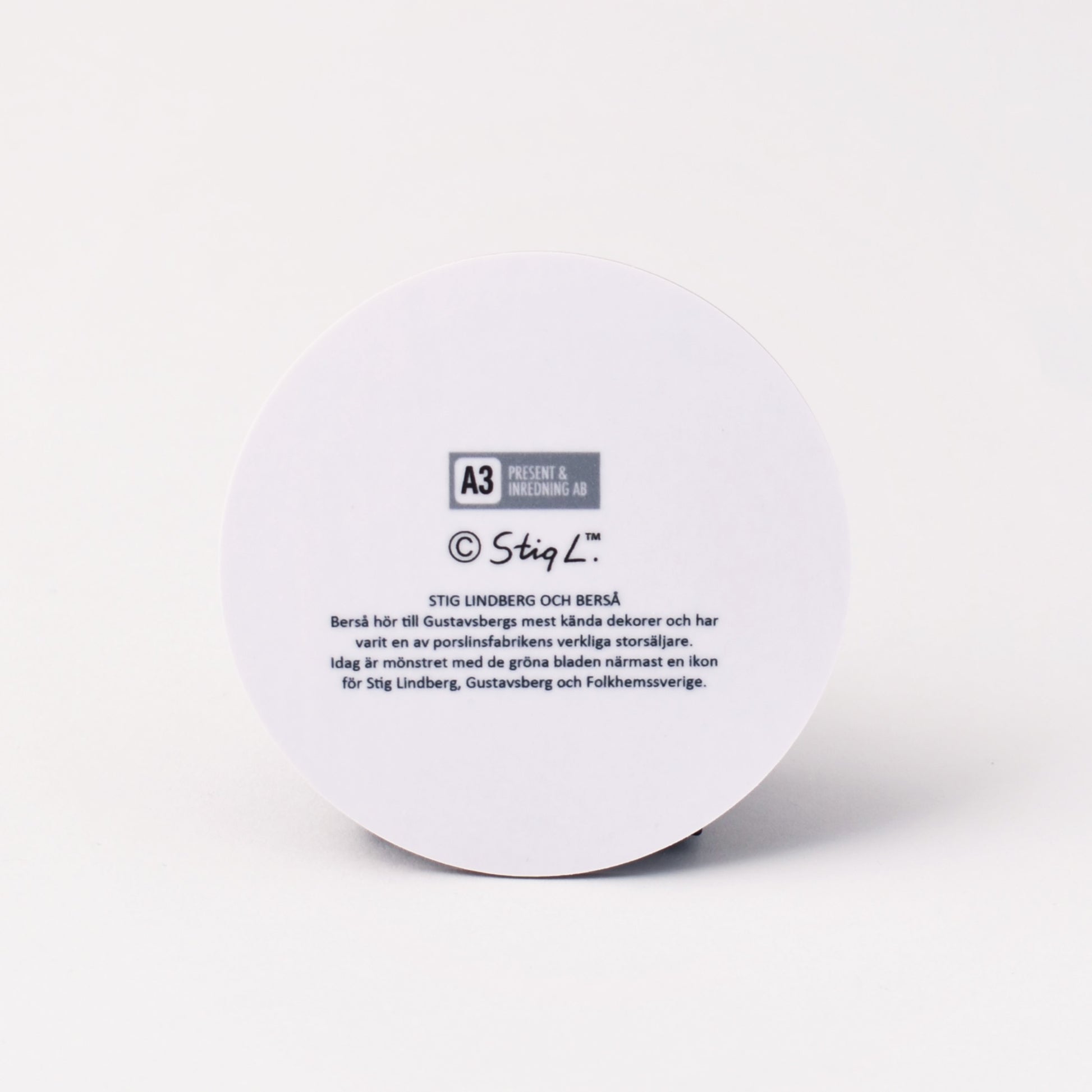 rund coaster med vit baksida och stig lindbergs signatur