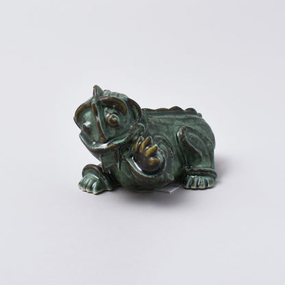 Keramikfigurinen Inez i grön glasyr från Wilhelm Kåges kollektion Drakvalpar i Nationalmuseum shop