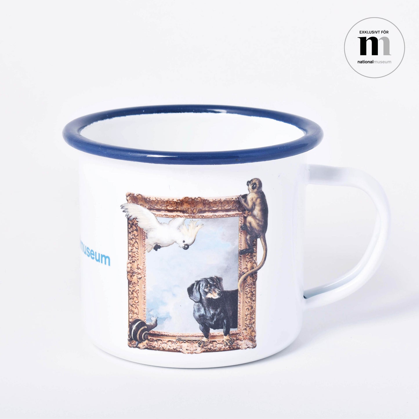Vit emaljerad mugg med öra, blå kant och motiv av Djur på rymmen från Nationalmuseum