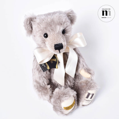 Exklusiv grå och mjuk nalle med vit rosett från Nationalmuseum