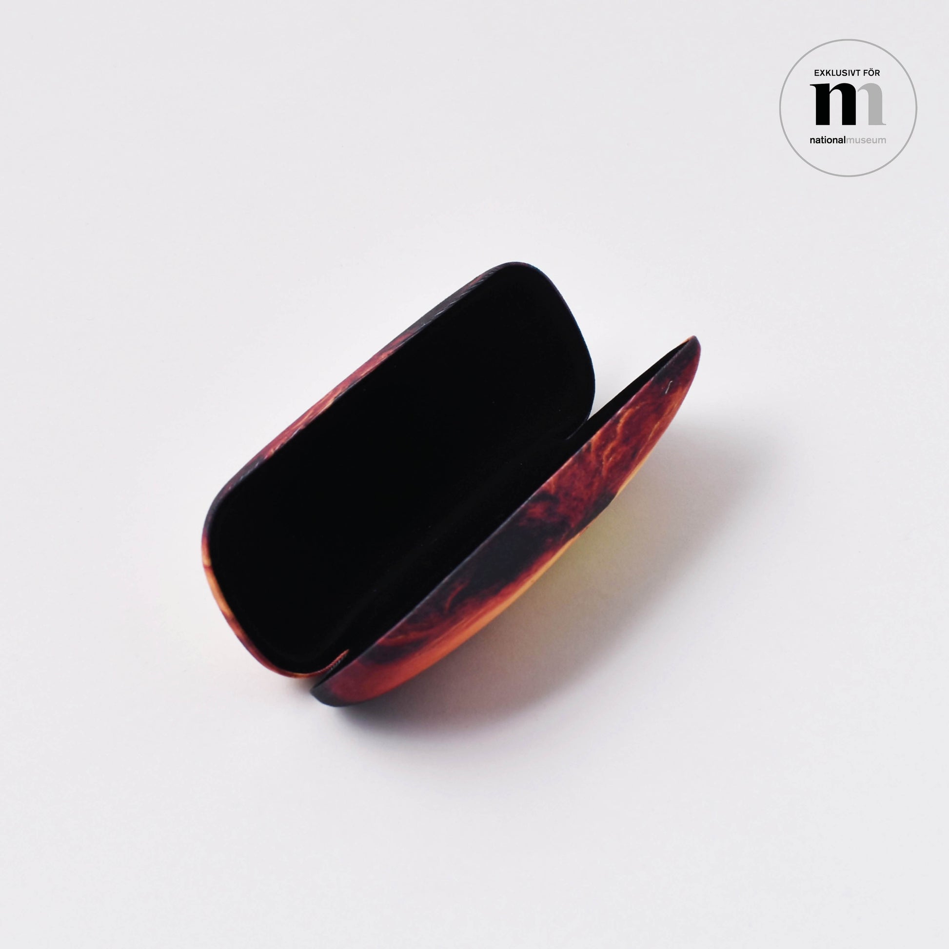 öppet gladögonfodral med svart insida från Nationalmuseum