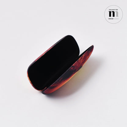 öppet gladögonfodral med svart insida från Nationalmuseum