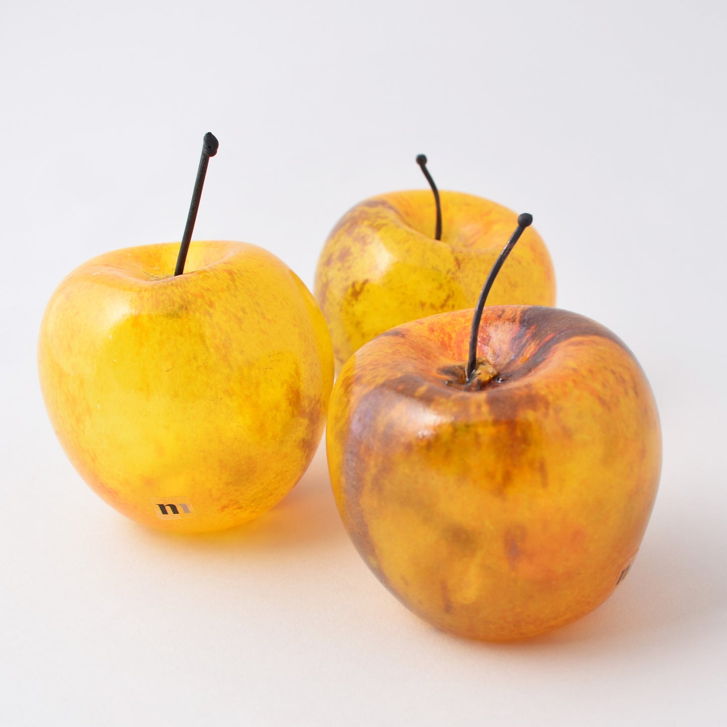 tre stycken unika glasäpplen av Gunilla Kihlgren för Nationalmuseum