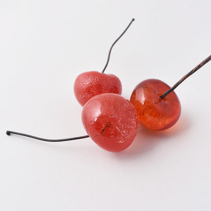 tre röda körsbär i glas från Nationalmuseum