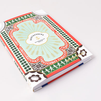 Häftat omslag till katalogen Gustavsberg - Nationalmuseums samling med mönster från fabrikens serviser