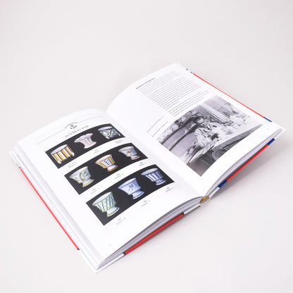 Insida i Boken Gustavsberg från Nationalmuseum med bild på Wilhelm Kåge