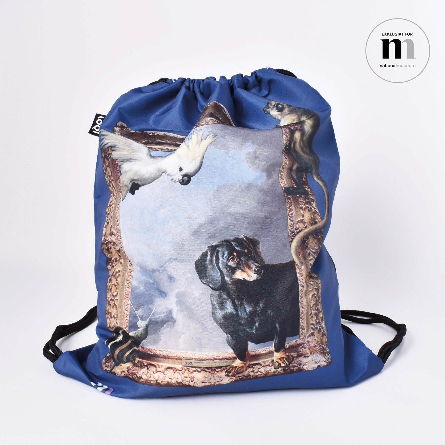 Mörkblå gympapåse med motiv av Djur på rymmen, designat av Sara al Adhami för Nationalmuseum