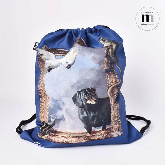 Mörkblå gympapåse med motiv av Djur på rymmen, designat av Sara al Adhami för Nationalmuseum