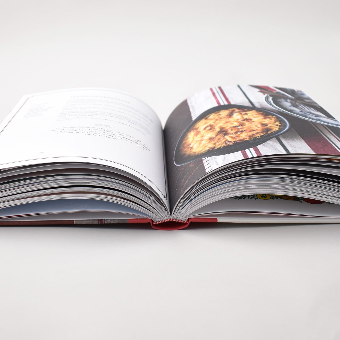 Insida i julkokboken Min barndoms jul med fotografi på janssons frestelse