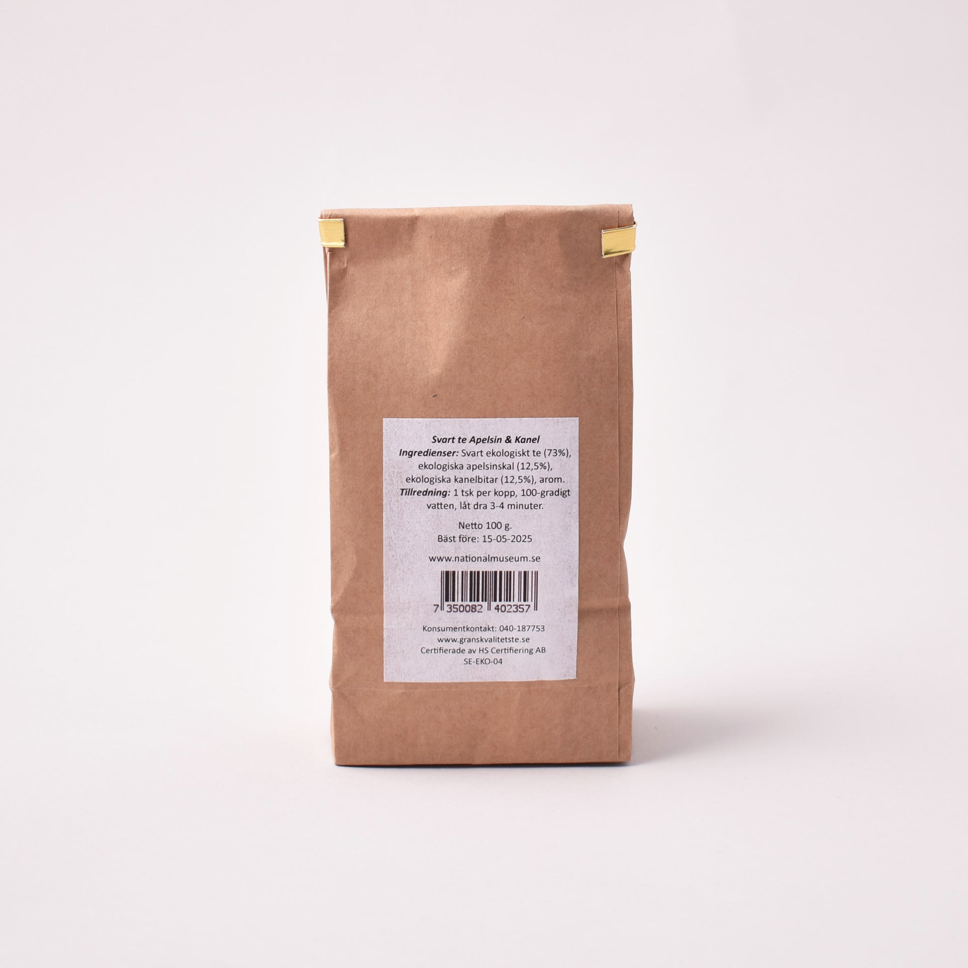 Te i brun påse med apelsinskal och kanelbitar