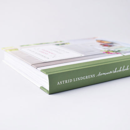 grön rygg med titeln Astrid Lindgrens sommarkokbok