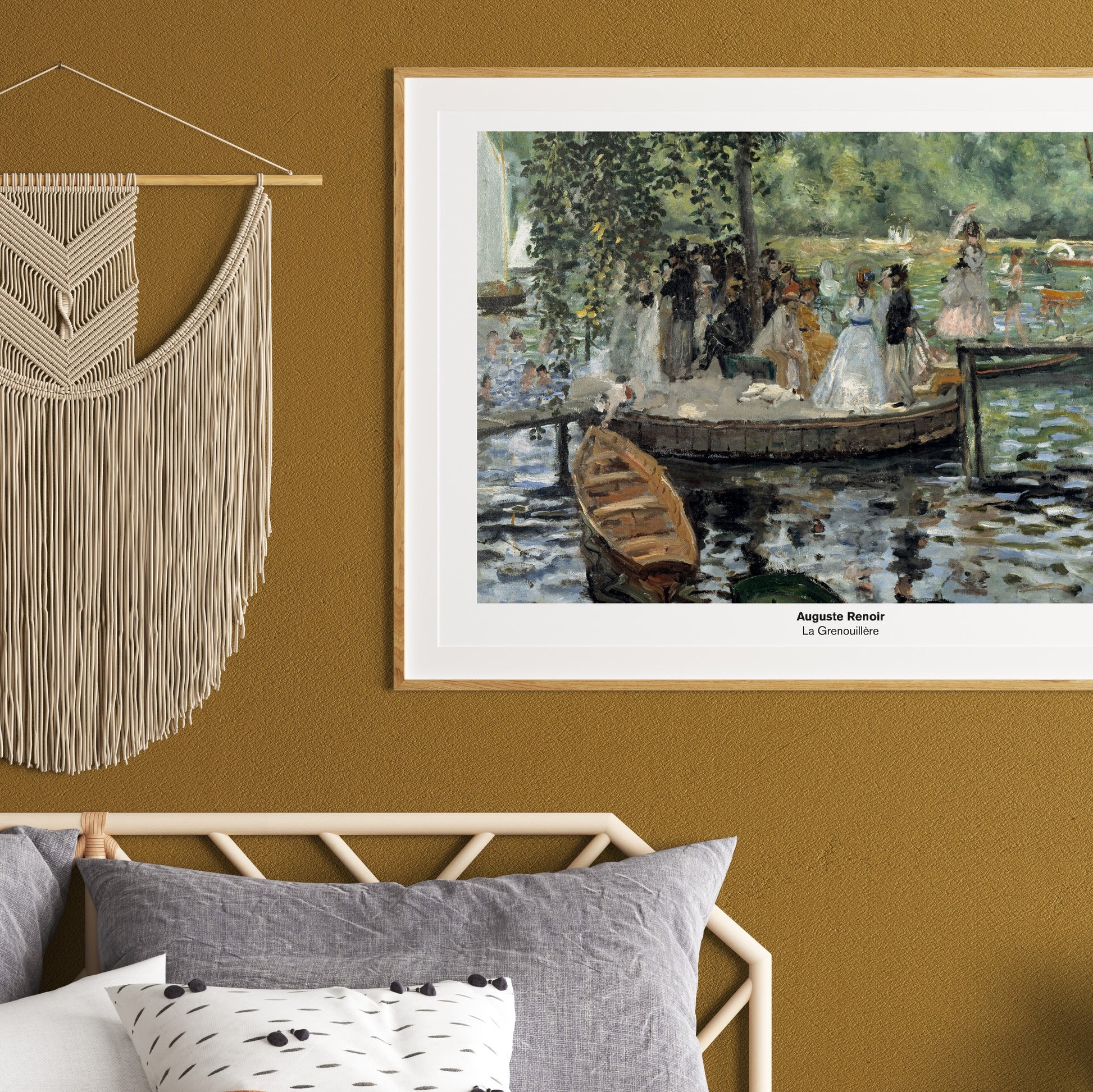 affisch med målningen La grenouillere från NAtionalmuseum i träram över en säng