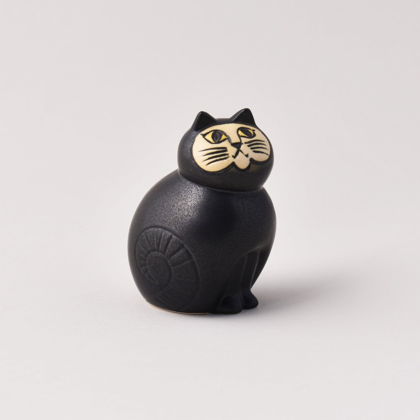 Katten Mia av Lisa Larson i svart från Nationalmuseum shop