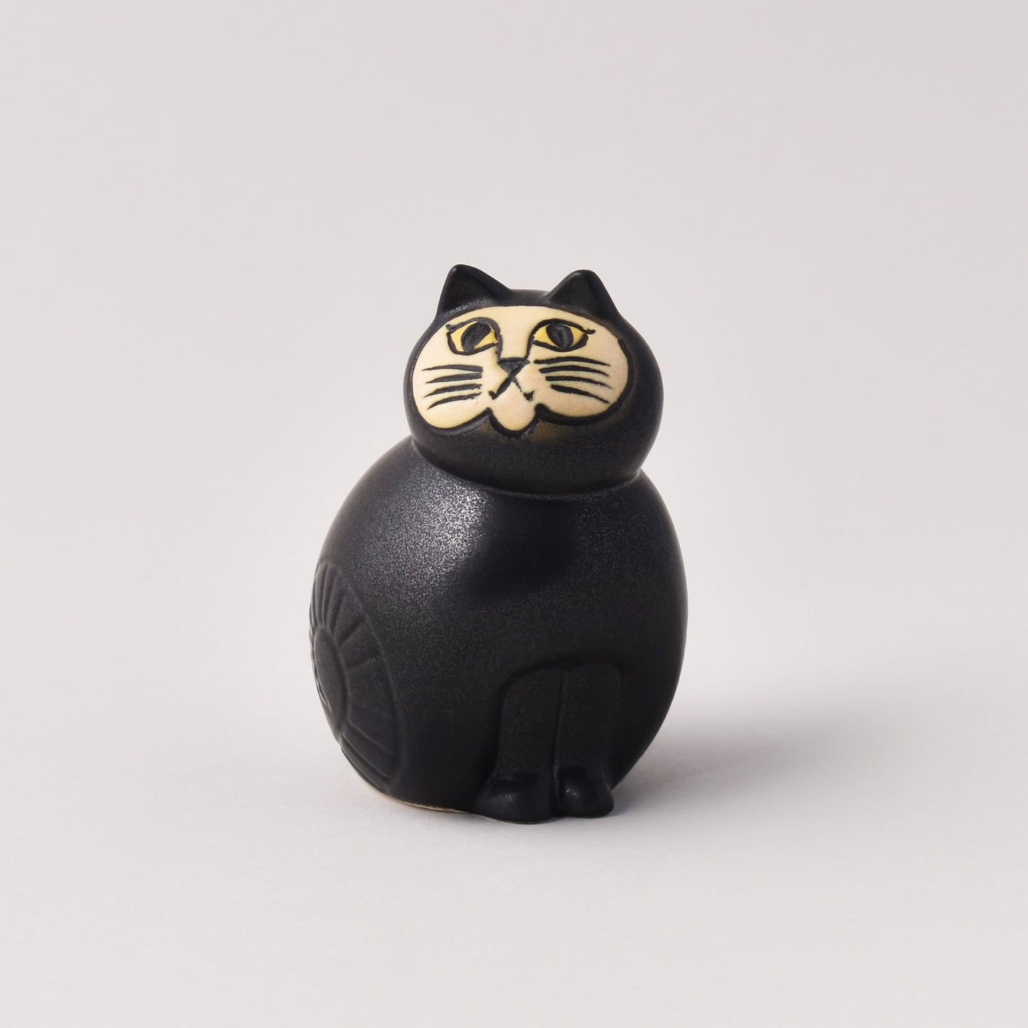 Figurinen Mia av Lisa Larson som föreställer en svart katt med gula ögon
