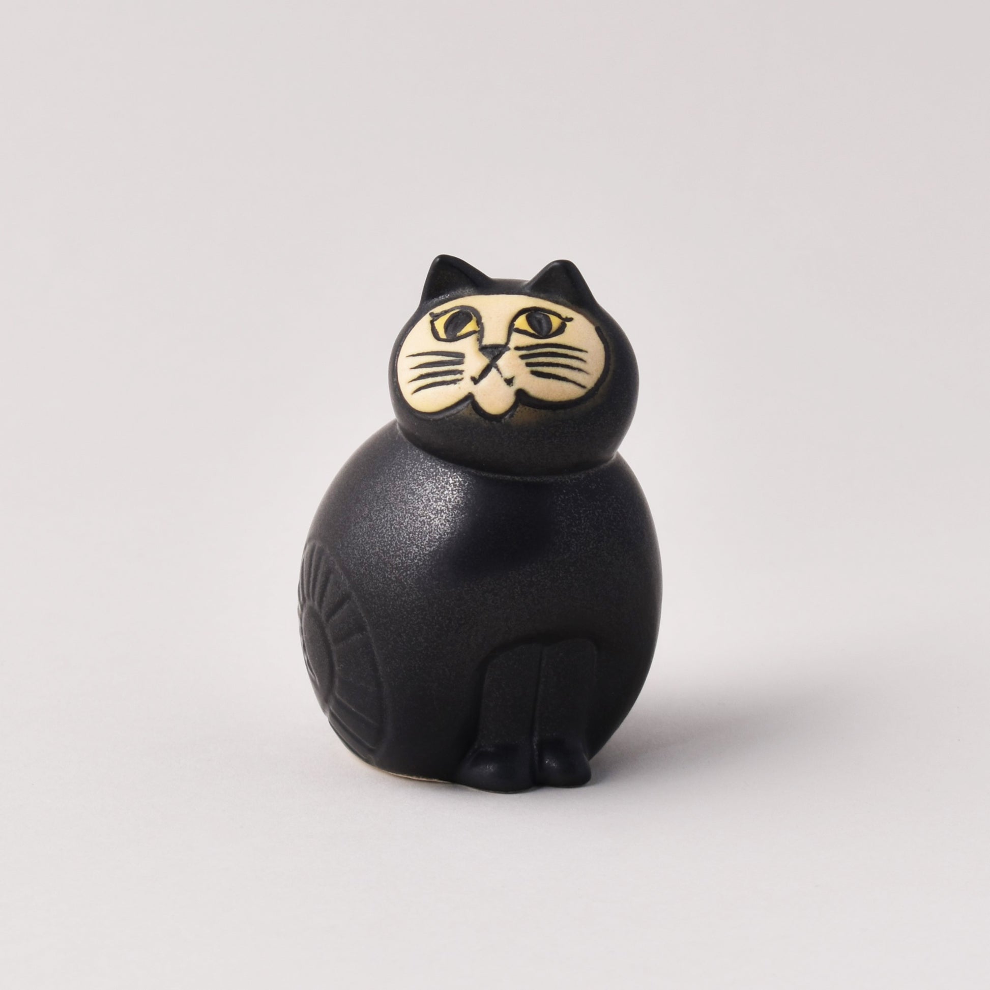 Figurinen Mia av Lisa Larson som föreställer en svart katt med gula ögon