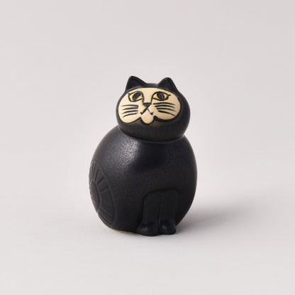 Figurinen Mia av Lisa Larson som föreställer en svart katt med gula ögon