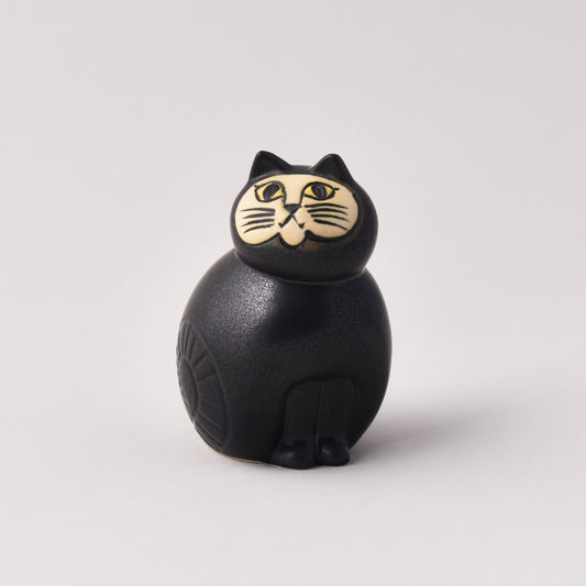 Figurinen Mia av Lisa Larson som föreställer en svart katt med gula ögon