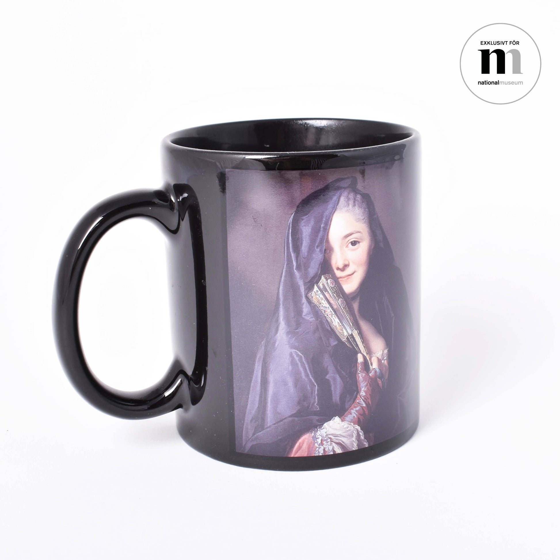 svart mugg med Damen i Slöjan från Nationalmuseum