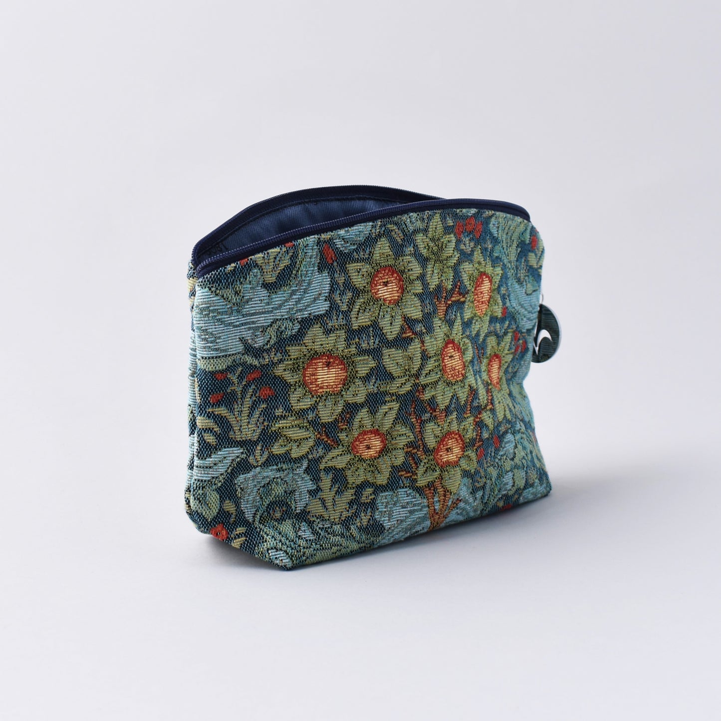 Snygg necessär i blått och grönt med orangea apelsiner inspirerade av William Morris