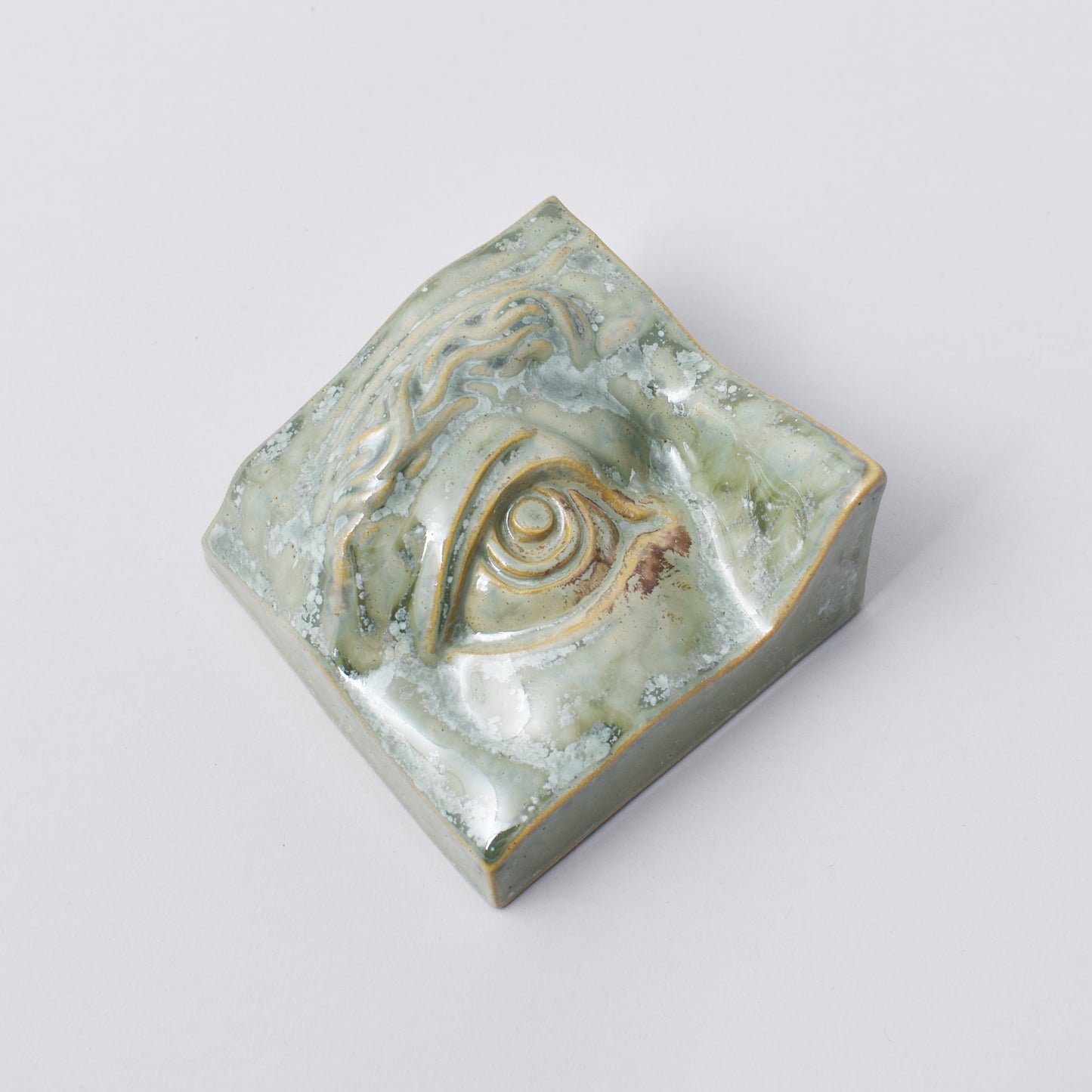 liten skulptur i form av ett öga inspirerat av antiken från danska designduon Laoru Laoru
