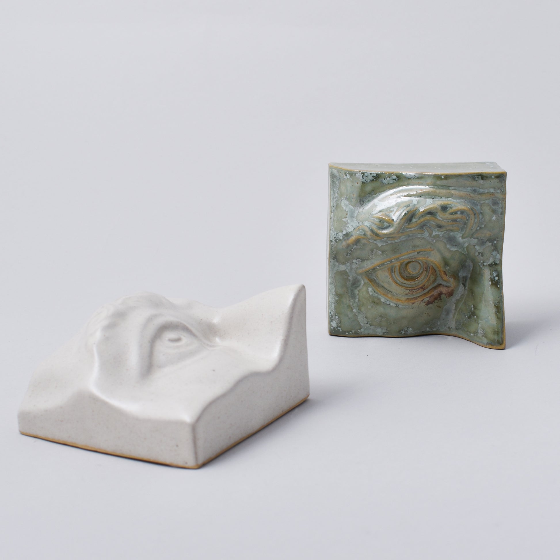vit och grön skulptur i form av ett öga i nationalmuseum shop