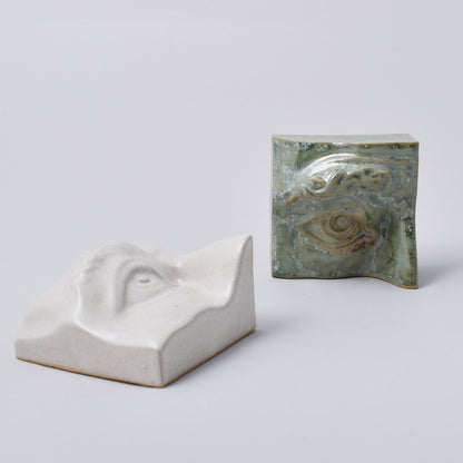 vit och grön skulptur i form av ett öga i nationalmuseum shop