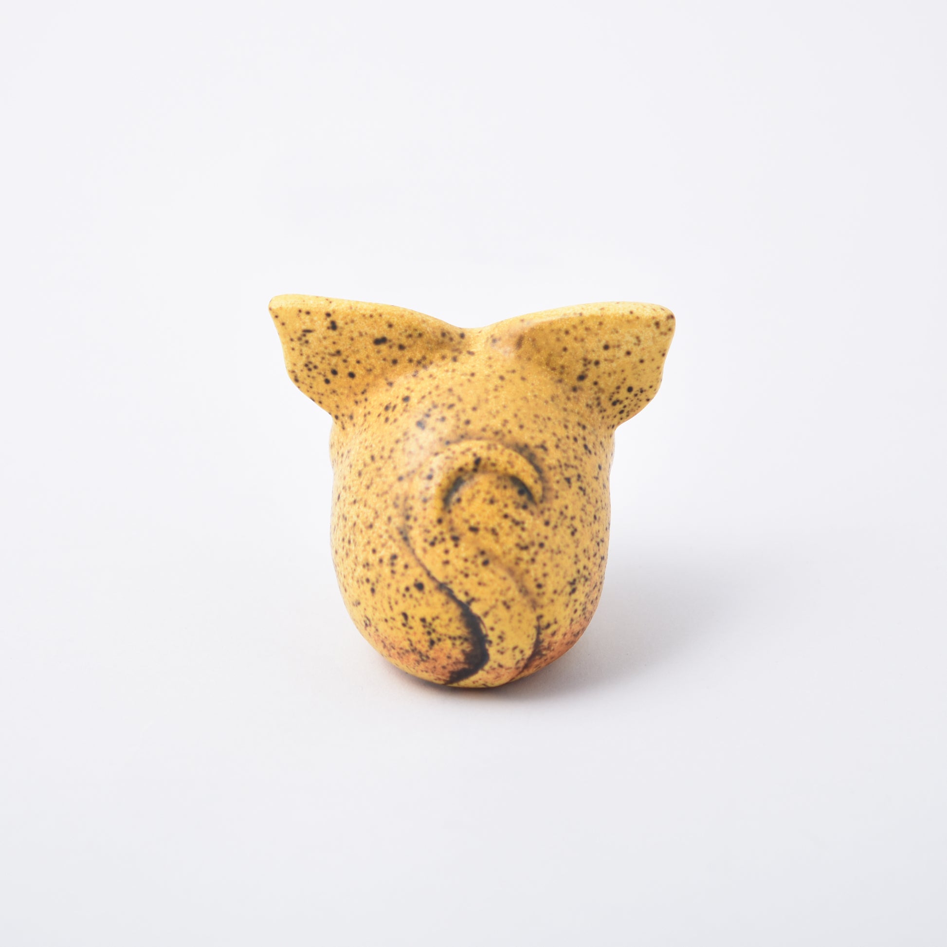 Baksida av skulpturen Olga av Lisa Larson från serien Okända djur