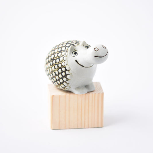 Figurinen Olivia av Lisa Larson från serien Okända djur. Foto: Amanda Wendelius Nyström/Nationalmuseum