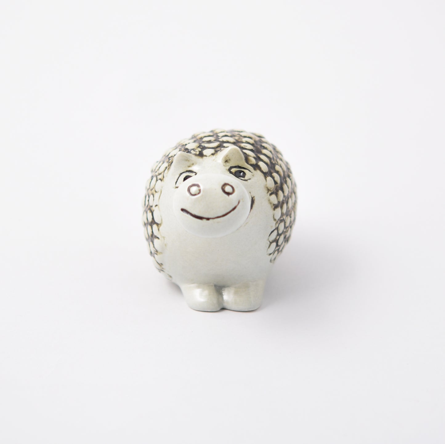 Ljusblå skulptur av Lisa Larson med lång näsa och prickar från kollektionen Okända djur