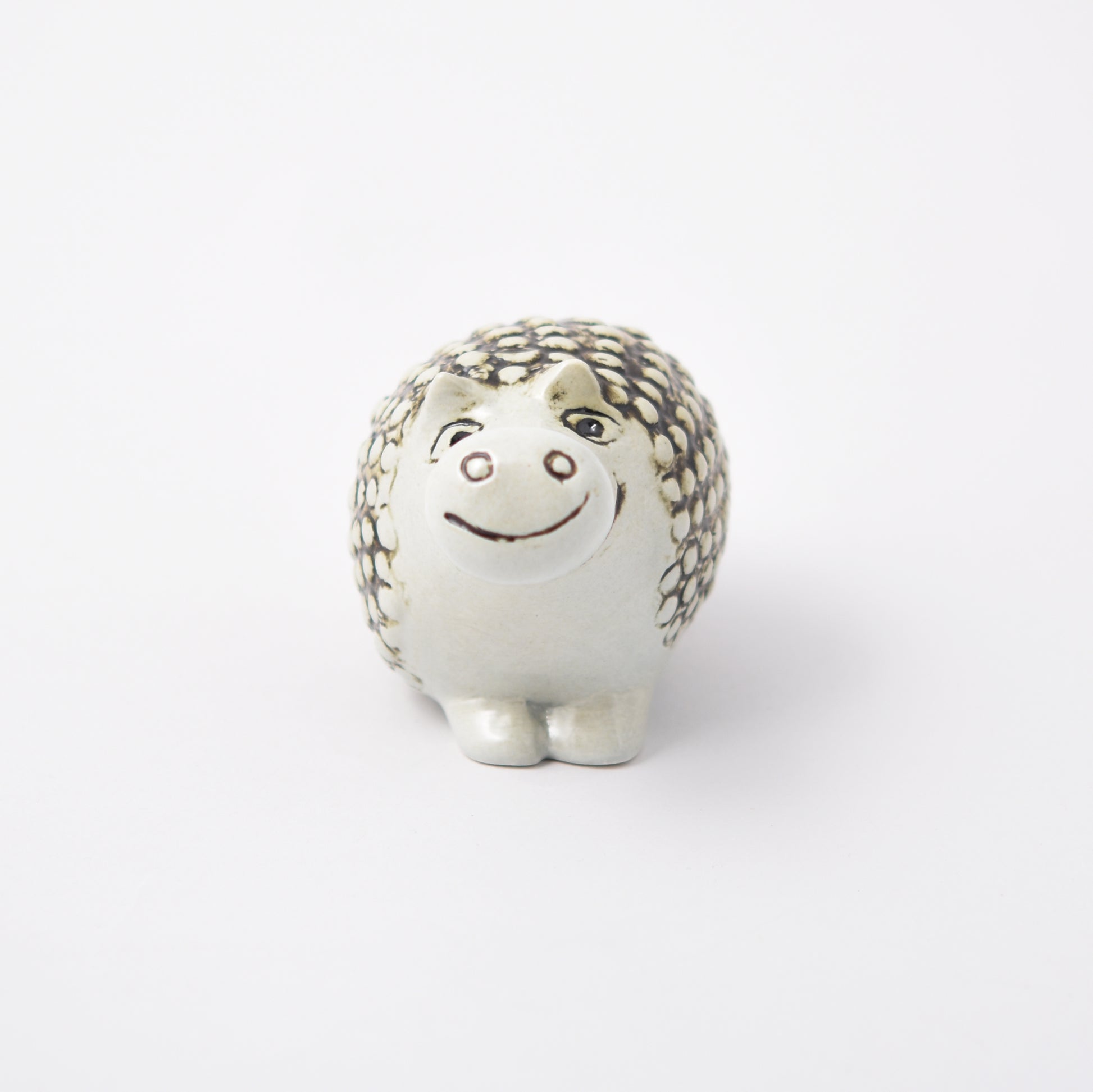 Ljusblå skulptur av Lisa Larson med lång näsa och prickar från kollektionen Okända djur