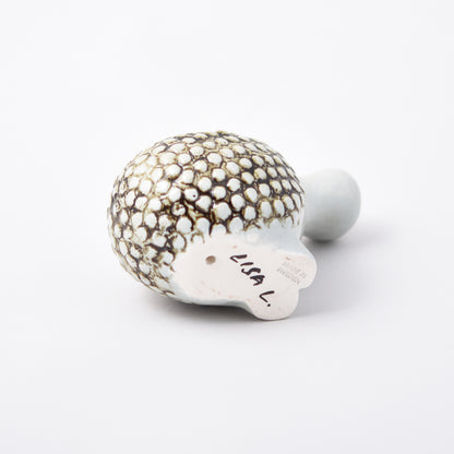 Signatur av Lisa Larson på figuren Olivia från serien Okända djur