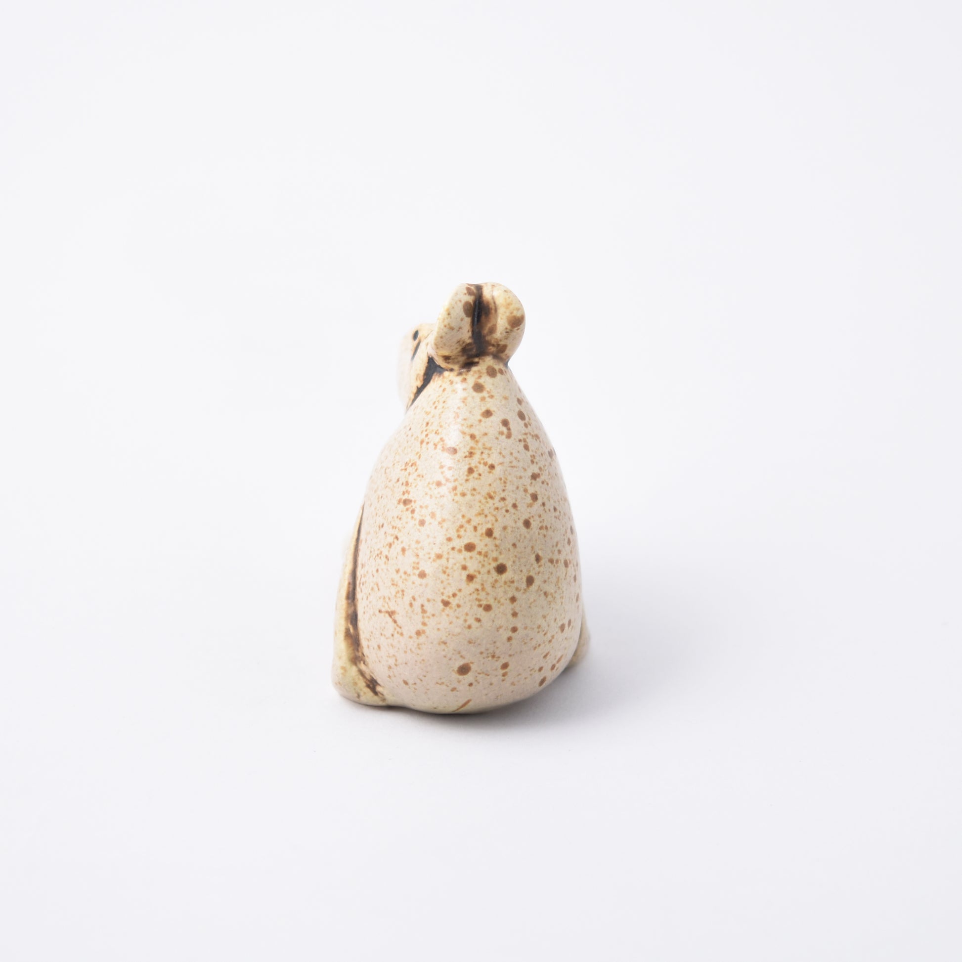 Baksida av figurinen Otis av Lisa LArson