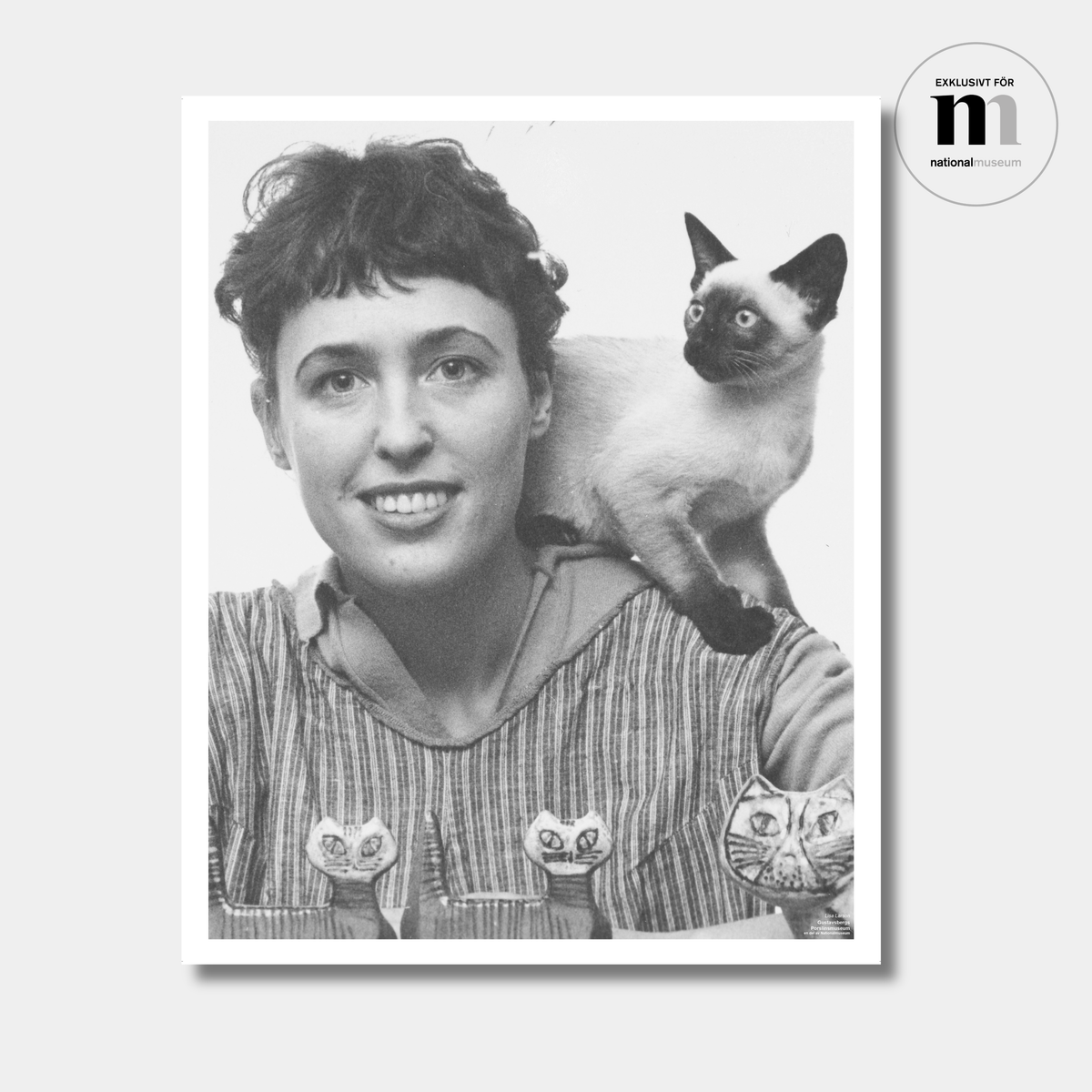 svartvit poster i storleken 50x40cm med Lisa Larson och hennes katter