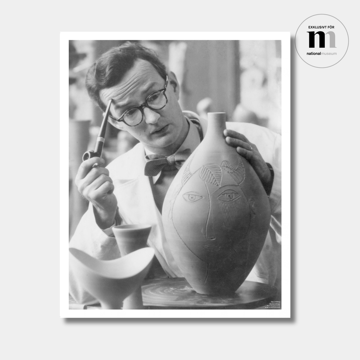 svartvit poster i storleken 40x50cm med Stig Lindberg på Gustavsbergs porslinsfabrik