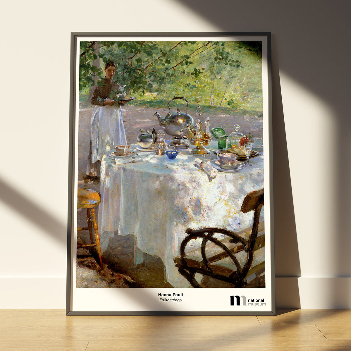 poster i ram med målningen frukostdags av Hanna Pauli från Nationalmuseum