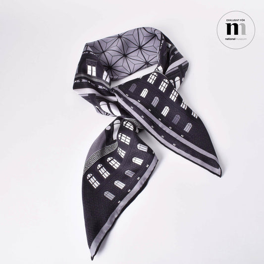 Svartvit sidensjal med motiv av Nationalmuseums vackra byggnad