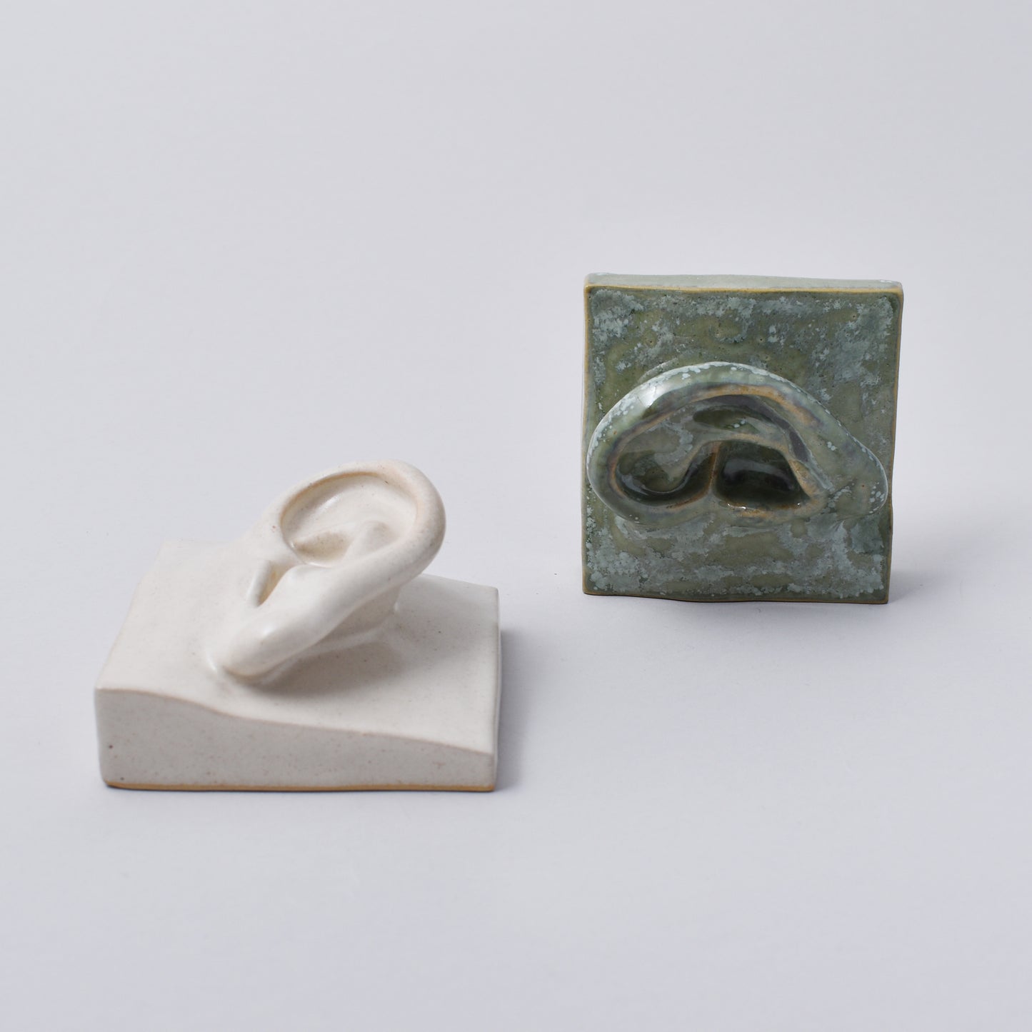 vit och grön skulptur föreställande ett öra i Nationalmuseum Shop